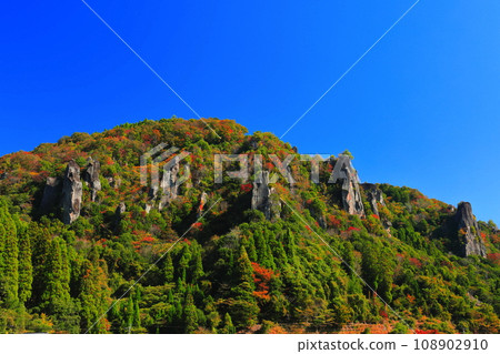 [Oita Prefecture] Autumn leaves in Urayabakei on a sunny day 108902910