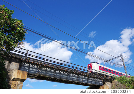 特急八雲381系列車穿過鐵橋的景色。 108903284