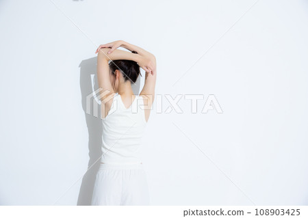 Women of sportswear 108903425
