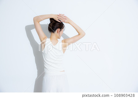 運動裝的女性 運動裝的女性 108903428
