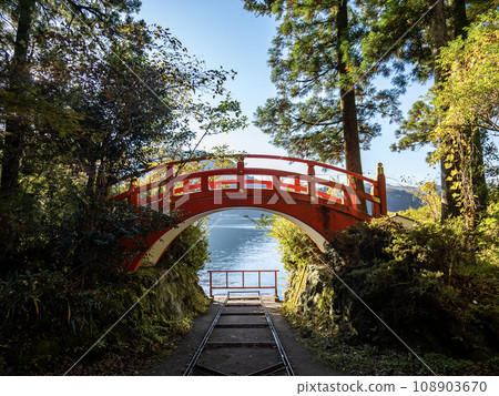 神奈川縣足柄下郡箱根町元箱根造船廠前的太鼓橋和蘆之湖用於箱根神社的湖祭 108903670