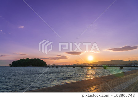 Takeshima, the symbol of Gamagori, bathed in the setting sun (Gamagori City, Aichi Prefecture) 108903748