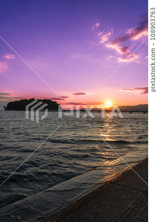 Takeshima, the symbol of Gamagori, bathed in the setting sun (Gamagori City, Aichi Prefecture) 108903763