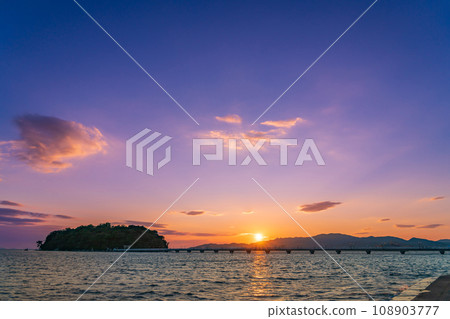 沐浴在夕陽下的蒲郡的象徵竹島(愛知縣蒲郡市) 沐浴在夕陽下的蒲郡的象徵竹島(愛知縣蒲郡市) 108903777