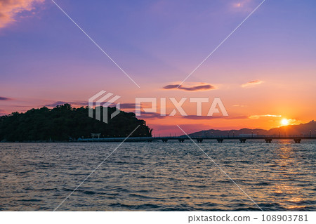 Takeshima, the symbol of Gamagori, bathed in the setting sun (Gamagori City, Aichi Prefecture) Takeshima, the symbol of Gamagori, bathed in the setting sun (Gamagori City, Aichi Prefecture) 108903781
