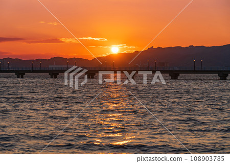 Takeshima, the symbol of Gamagori, bathed in the setting sun (Gamagori City, Aichi Prefecture) 108903785