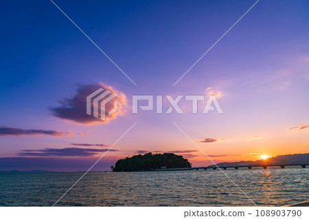 Takeshima, the symbol of Gamagori, bathed in the setting sun (Gamagori City, Aichi Prefecture) 108903790