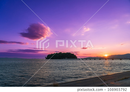 沐浴在夕陽下的蒲郡的象徵竹島(愛知縣蒲郡市) 沐浴在夕陽下的蒲郡的象徵竹島(愛知縣蒲郡市) 108903792