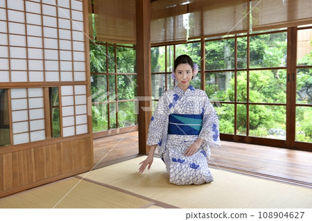 古民居的日式房間裡，穿著浴衣的年輕女子 108904627