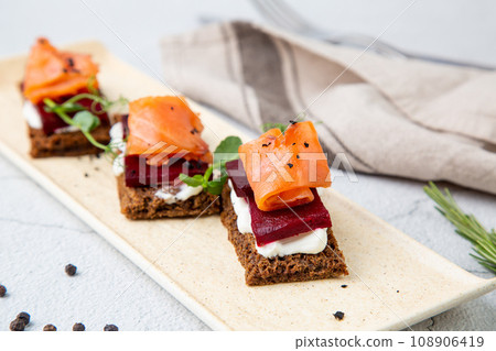 bruschetta with pear, gorgonzola and blueberries side view 108906419