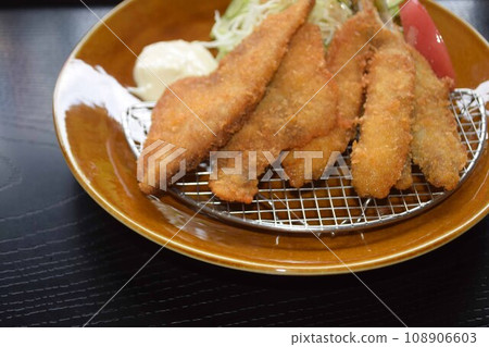 Set meal of fish 108906603