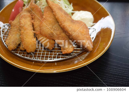 Set meal of fish 108906604