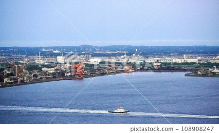 Industrial area in the evening in Chiba facing Tokyo Bay 108908247