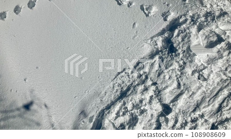 易於使用的簡單背景資料：新雪上人們留下的腳印 108908609