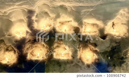 小鎌倉裡放著一根點燃的蠟燭 小鎌倉裡放著一根點燃的蠟燭 108908742