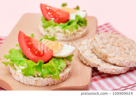 Rice Cake Sandwiches with Tomato, Lettuce and Egg 108909024