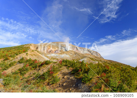 Spectacular views of the autumn sky and volcanic smoke from Mt. 108909105