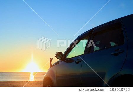Sunrise over the ocean seen from the side of the car 108910733