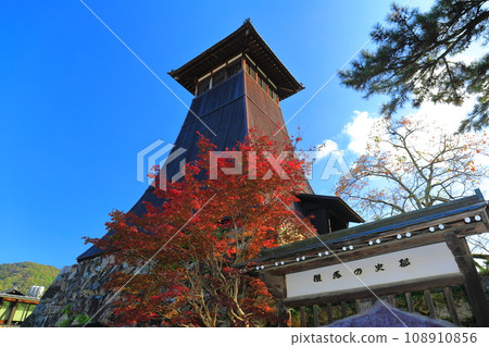 [Hyogo Prefecture] Shinkoro and autumn leaves (Izushi Castle Town) 108910856