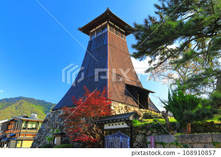 [Hyogo Prefecture] Shinkoro and autumn leaves (Izushi Castle Town) 108910857