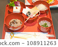第一餐盛在托盤上 108911263