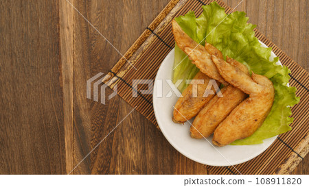 Deep-fried chicken wings 108911820