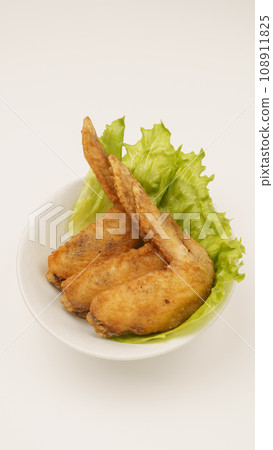Deep-fried chicken wings 108911825