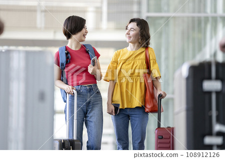 兩名年輕女性帶著手提箱、海外旅行、機場的形象 108912126