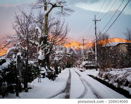 冰雪覆蓋的道路,晨光 冰雪覆蓋的道路,晨光 108914000