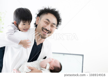 兒科醫生和熱愛孩子的職業父親 108914916