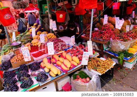 在露天市場出售的水果，如橙子。其中大部分是進口的。 108915083