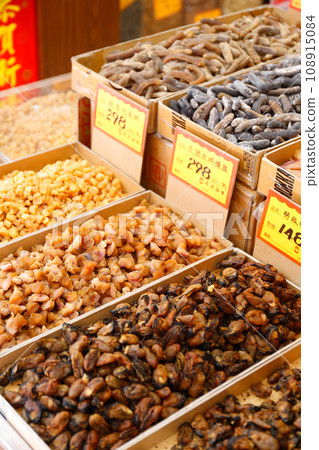 在香港德勝西路的一家豪華乾糧店出售優質食品。許多乾食品不知道它們的用途 108915084