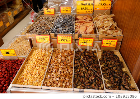 在香港德勝西路的一家豪華乾糧店出售優質食品。許多乾食品不知道它們的用途 108915086