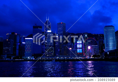 燈光交響曲。從九龍半島俯瞰香港島的維多利亞灣的夜景 燈光交響曲。從九龍半島俯瞰香港島的維多利亞灣的夜景 108915089