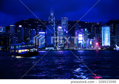 燈光交響曲。從九龍半島俯瞰香港島的維多利亞灣的夜景 108915090