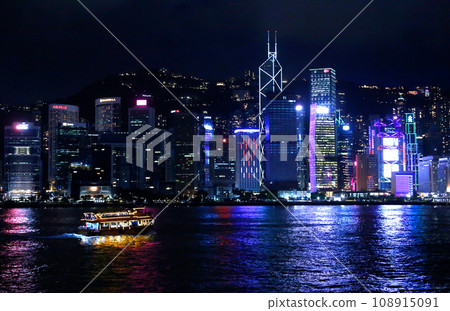 燈光交響曲。從九龍半島俯瞰香港島的維多利亞灣的夜景 108915091