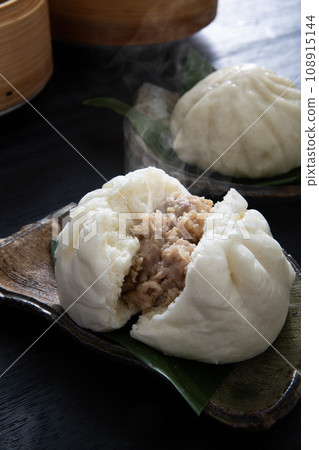 Meat buns, pork buns, Chinese buns, steaming Chinese buns Meat buns, pork buns, Chinese buns, steaming Chinese buns 108915144