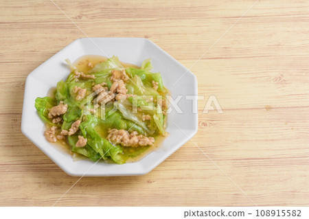 Lettuce and minced chicken sauce Lettuce and minced chicken sauce 108915582
