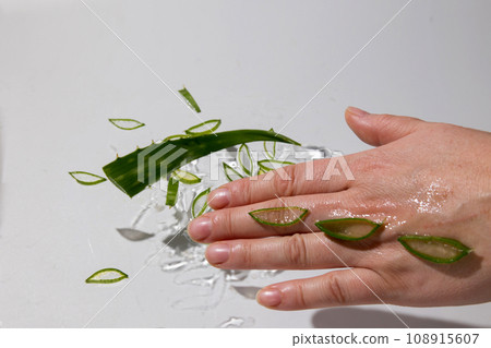 Aloe drops fall and moisturize the skin of female hands Aloe drops fall and moisturize the skin of female hands 108915607