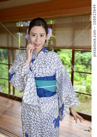 古民居的日式房間裡，穿著浴衣的年輕女子 108915644