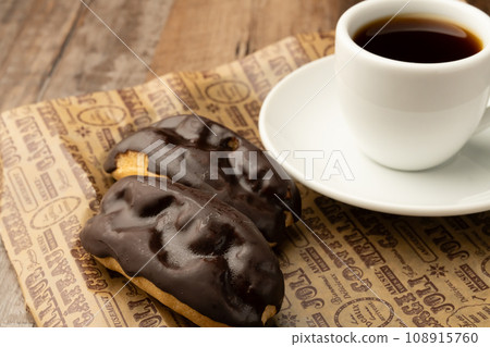 Eclairs and coffee 108915760