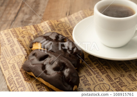 Eclairs and coffee 108915761