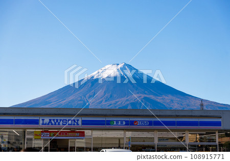A collaboration between a beautiful convenience store and Mt. Fuji 108915771