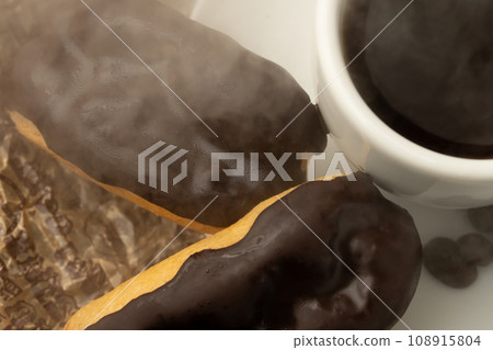 Eclairs and coffee 108915804