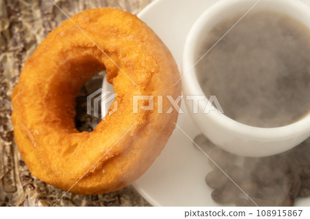 甜甜圈和咖啡 108915867
