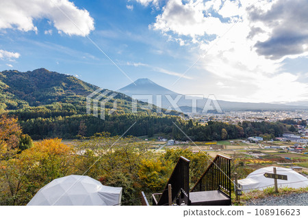 Glamping Dome, a campsite surrounded by autumn mountains 108916623
