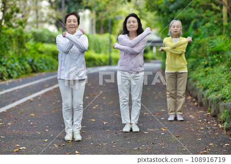 做體操的三名高階婦女 做體操的三名高階婦女 108916719