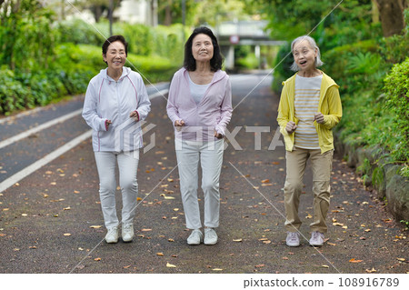 三位高級婦女行走 三位高級婦女行走 108916789