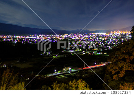 Night view of Kawaguchiko town seen from the campsite of Shashiyama Night view of Kawaguchiko town seen from the campsite of Shashiyama 108917324