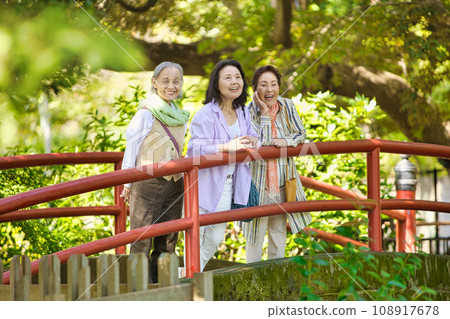 喜歡觀光的高級女性 喜歡觀光的高級女性 108917678